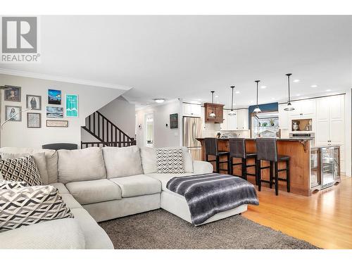 785 Birch Avenue, Kelowna, BC - Indoor Photo Showing Living Room