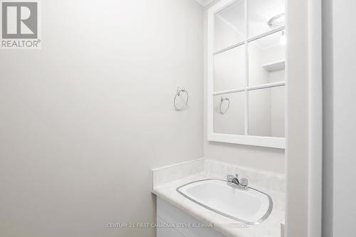 35 Harrison Cres, London, ON - Indoor Photo Showing Bathroom
