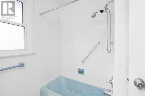 35 Harrison Crescent, London, ON - Indoor Photo Showing Bathroom