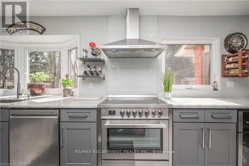 139 Daffodil Crescent, Hamilton, ON - Indoor Photo Showing Kitchen