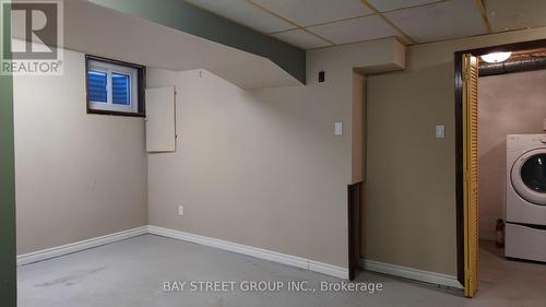 1244 Consort Cres, Burlington, ON - Indoor Photo Showing Laundry Room