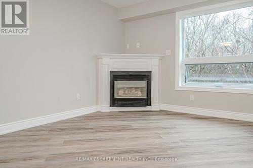 25 - 2110 Headon Road, Burlington, ON - Indoor Photo Showing Living Room With Fireplace