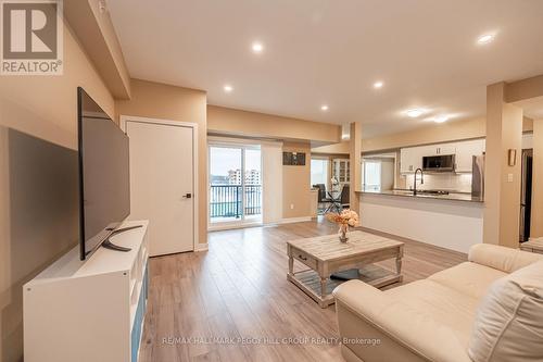 #617 -4 Spice Way, Barrie, ON - Indoor Photo Showing Living Room