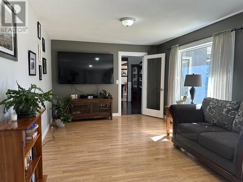 6325 Rosette Lake Road, Likely, BC - Indoor Photo Showing Living Room