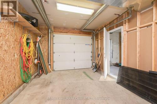 61 Doner St, New Tecumseth, ON - Indoor Photo Showing Garage