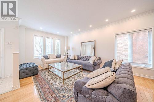 12 Hayfield Cres, Richmond Hill, ON - Indoor Photo Showing Living Room