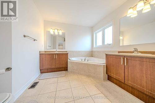 12 Hayfield Crescent, Richmond Hill, ON - Indoor Photo Showing Bathroom