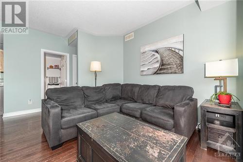 366 Wood Acres Grove Unit#H, Ottawa, ON - Indoor Photo Showing Living Room