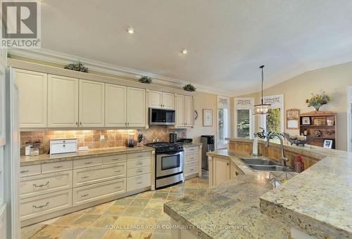 158 Legendary Trail, Whitchurch-Stouffville (Ballantrae), ON - Indoor Photo Showing Kitchen With Double Sink With Upgraded Kitchen