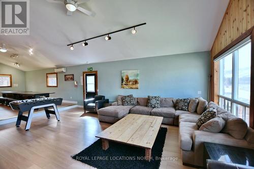 147 Kandahar Lane, Blue Mountains, ON - Indoor Photo Showing Living Room