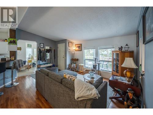 3096 Juniper Drive, Naramata, BC - Indoor Photo Showing Living Room