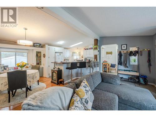3096 Juniper Drive, Naramata, BC - Indoor Photo Showing Living Room