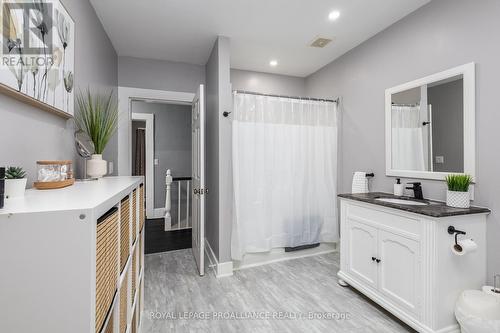273 Charles St, Belleville, ON - Indoor Photo Showing Bathroom