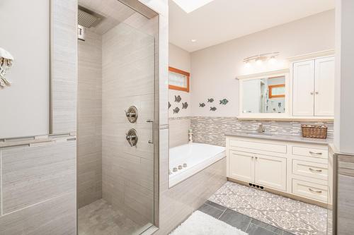 13511 Lakeshore Drive, Boswell, BC - Indoor Photo Showing Bathroom