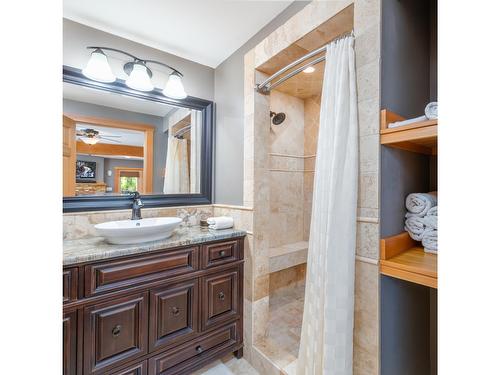 13511 Lakeshore Drive, Boswell, BC - Indoor Photo Showing Bathroom