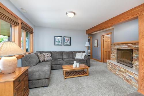 13511 Lakeshore Drive, Boswell, BC - Indoor Photo Showing Living Room With Fireplace