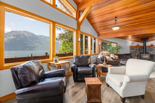 13511 Lakeshore Drive, Boswell, BC - Indoor Photo Showing Living Room