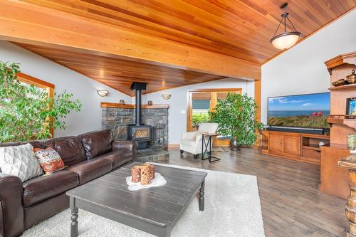 13511 Lakeshore Drive, Boswell, BC - Indoor Photo Showing Living Room With Fireplace