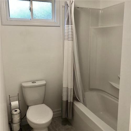 88 Gram Avenue, Welland, ON - Indoor Photo Showing Bathroom