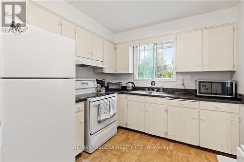 225 Anne St, Niagara-On-The-Lake, ON - Indoor Photo Showing Kitchen With Double Sink