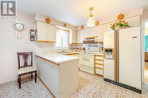 4267 Curia Cres, Mississauga, ON - Indoor Photo Showing Kitchen With Double Sink