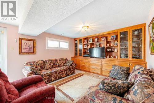 4267 Curia Cres, Mississauga, ON - Indoor Photo Showing Living Room