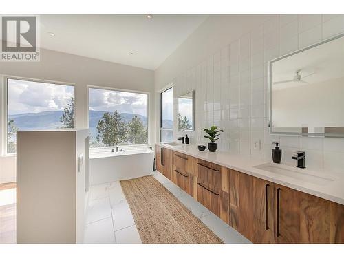 5843 Somerset Avenue, Peachland, BC - Indoor Photo Showing Bathroom