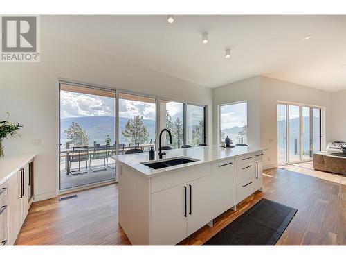 5843 Somerset Avenue, Peachland, BC - Indoor Photo Showing Kitchen With Double Sink