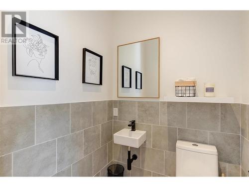 5843 Somerset Avenue, Peachland, BC - Indoor Photo Showing Bathroom