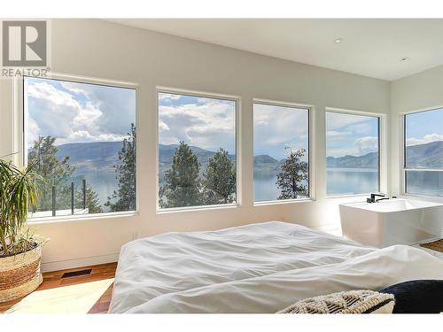 5843 Somerset Avenue, Peachland, BC - Indoor Photo Showing Bedroom