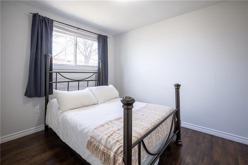 88 Gram Avenue, Welland, ON - Indoor Photo Showing Bedroom