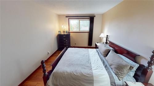 7099 Rosseau Place, Niagara Falls, ON - Indoor Photo Showing Bedroom