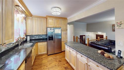 7099 Rosseau Place, Niagara Falls, ON - Indoor Photo Showing Kitchen With Double Sink