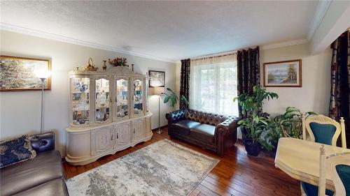 7099 Rosseau Place, Niagara Falls, ON - Indoor Photo Showing Living Room