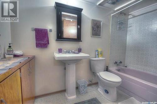 208 Wilson Crescent, Saskatoon, SK - Indoor Photo Showing Bathroom