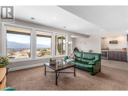 1376 Mine Hill Drive, Kelowna, BC - Indoor Photo Showing Living Room