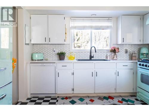 1738 Smithson Drive, Kelowna, BC - Indoor Photo Showing Kitchen