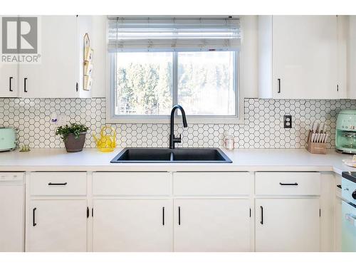 1738 Smithson Drive, Kelowna, BC - Indoor Photo Showing Kitchen With Double Sink