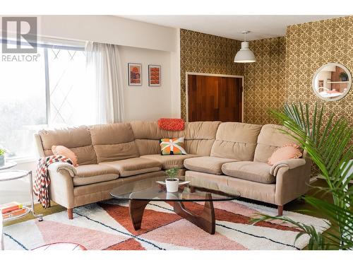 1738 Smithson Drive, Kelowna, BC - Indoor Photo Showing Living Room