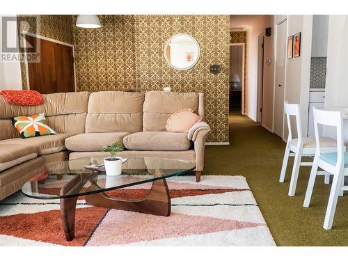 1738 Smithson Drive, Kelowna, BC - Indoor Photo Showing Living Room