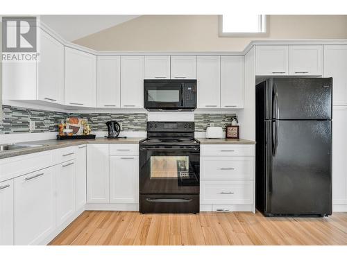 6999 Terazona Drive, Kelowna, BC - Indoor Photo Showing Kitchen