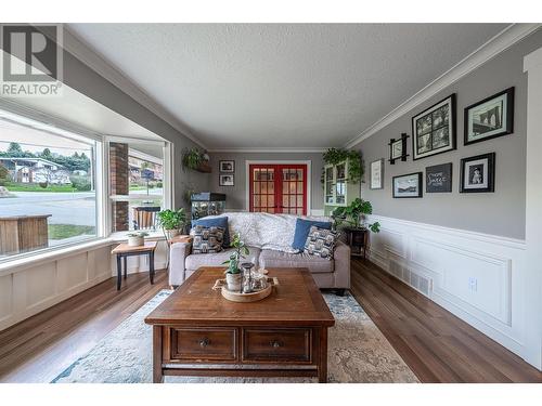 2760 25Th Avenue Ne, Salmon Arm, BC - Indoor Photo Showing Living Room