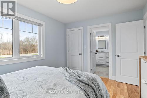 1647 Lakeside Dr, Prince Edward County, ON - Indoor Photo Showing Bedroom