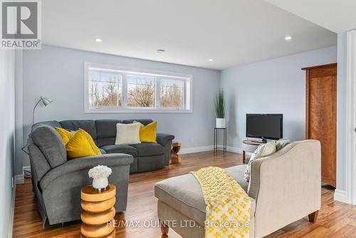 1647 Lakeside Dr, Prince Edward County, ON - Indoor Photo Showing Living Room