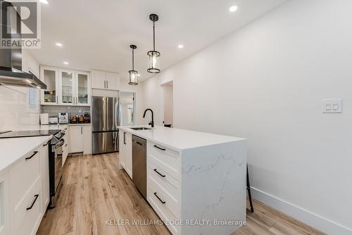 218 Rosslyn Ave S, Hamilton, ON - Indoor Photo Showing Kitchen With Upgraded Kitchen