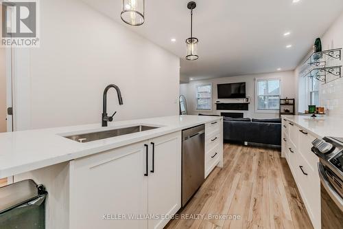 218 Rosslyn Ave S, Hamilton, ON - Indoor Photo Showing Kitchen With Upgraded Kitchen