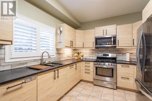 81 Segwun Rd, Hamilton, ON - Indoor Photo Showing Kitchen With Upgraded Kitchen