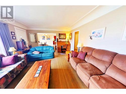 4396 Beach Avenue, Peachland, BC - Indoor Photo Showing Living Room
