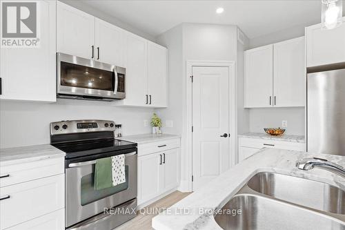 94 Campbell Cres, Prince Edward County, ON - Indoor Photo Showing Kitchen With Double Sink With Upgraded Kitchen