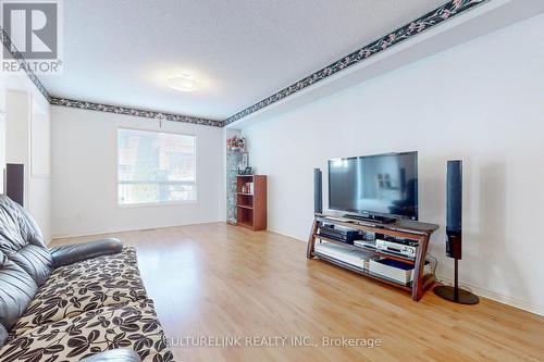 32 Clandfield Street, Markham, ON - Indoor Photo Showing Living Room